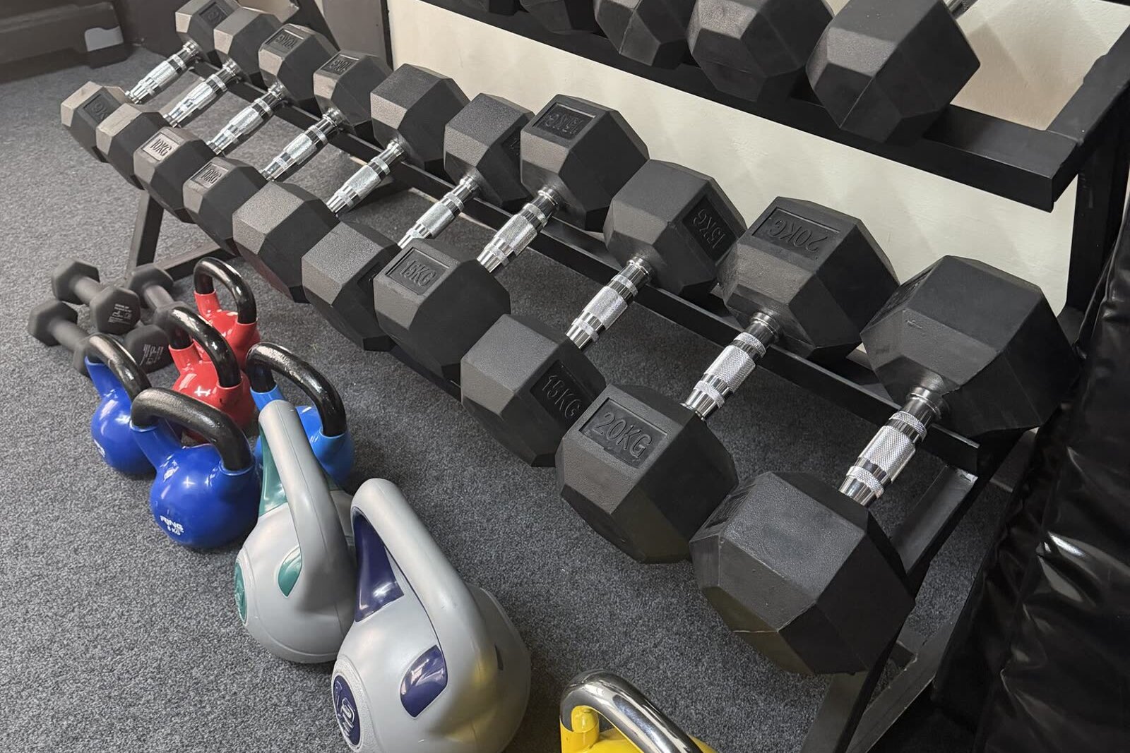 Bučice, kettlebell i tegovi za trening žena u Vanja Fitness studiju u Sremskoj Mitrovici
