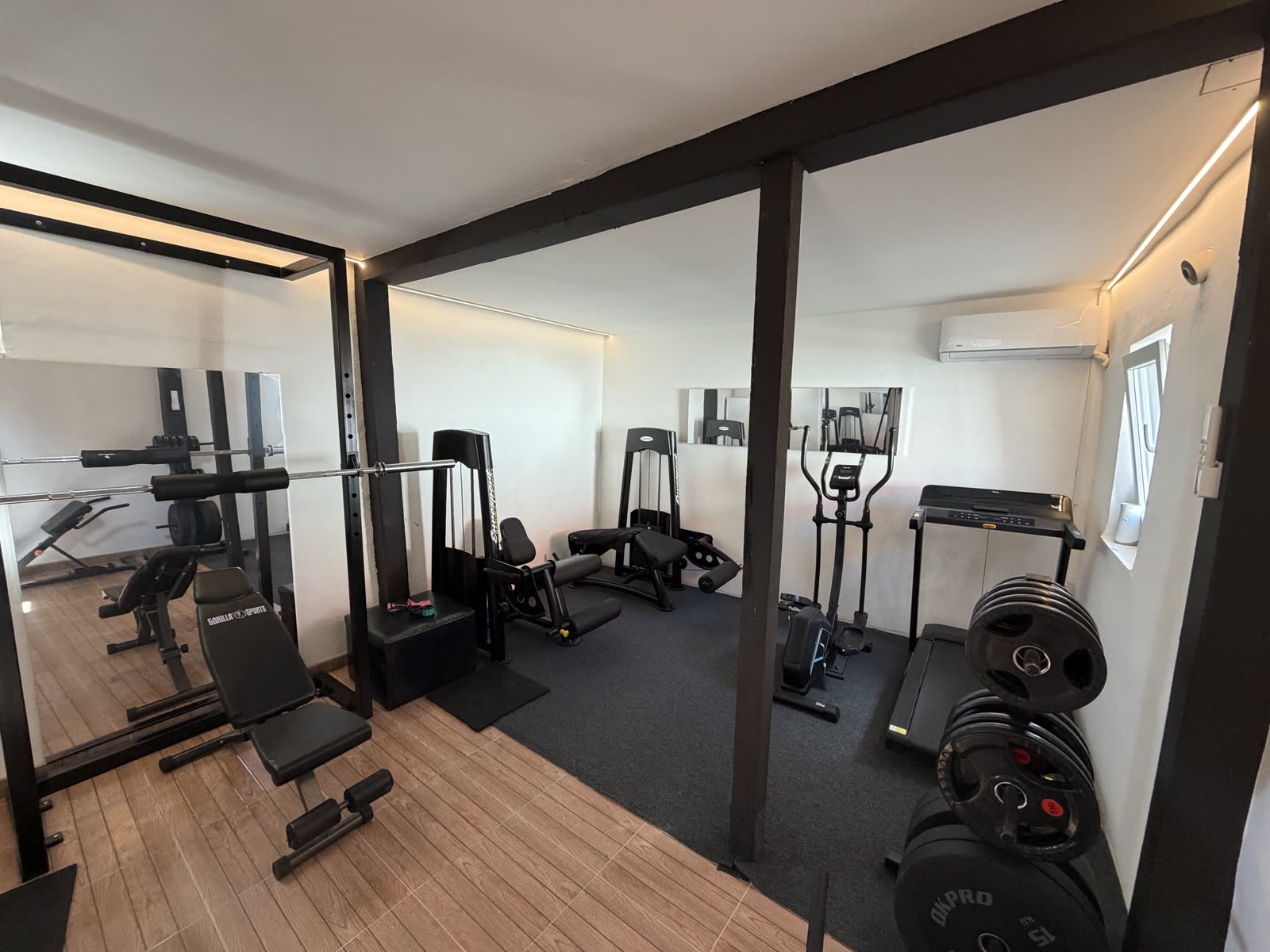 Sprave i tegovi u Vanja Fitness studiju za žene u Sremskoj Mitrovici — rack, klupa i kardio zona