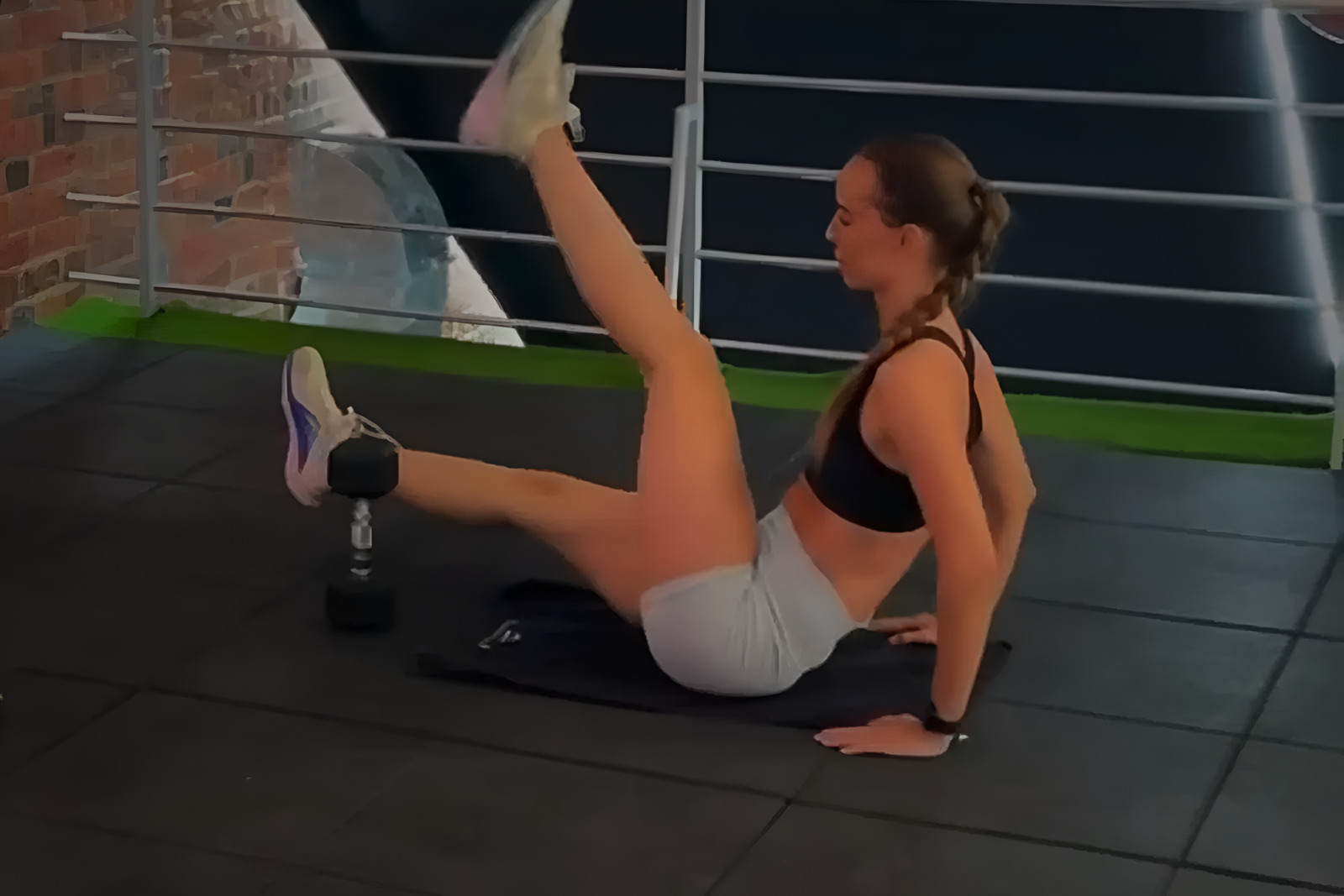 Vanja, trener u Vanja Fitness, radi vežbe za stomak sa podignutim nogama